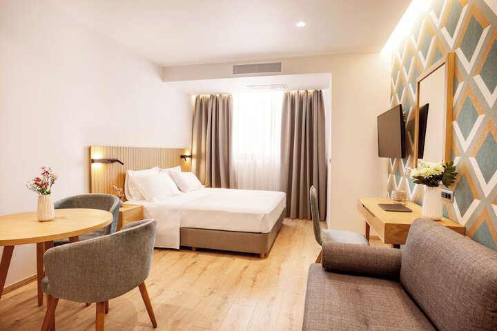Room 70 of 84