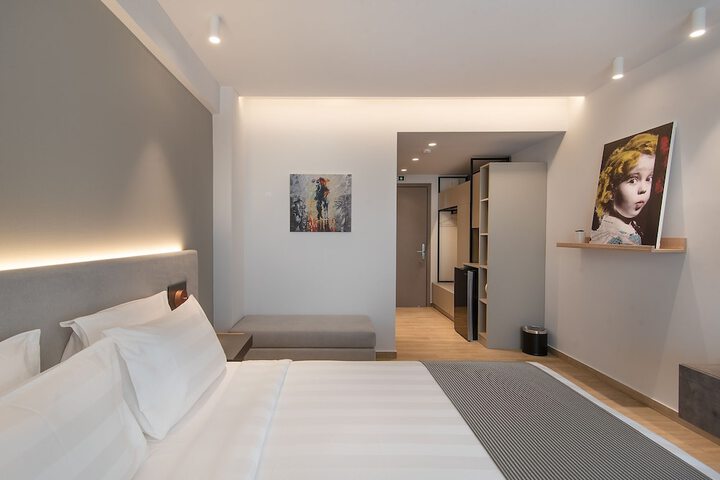 Room 16 of 106