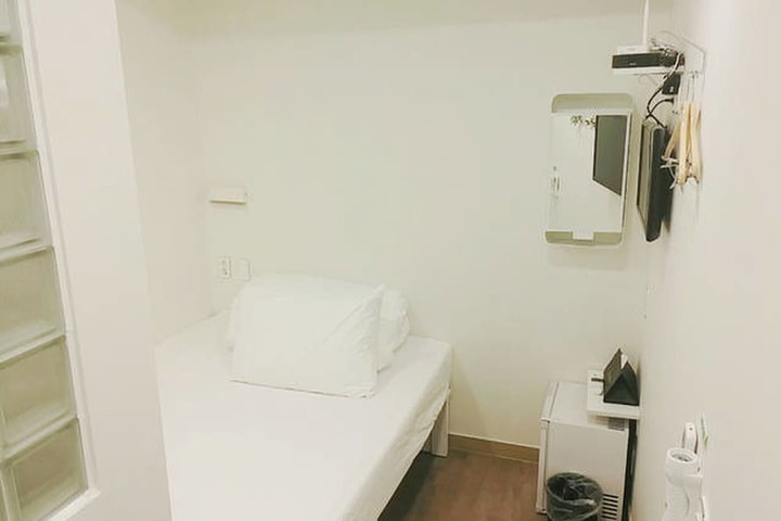 Room 16 of 43