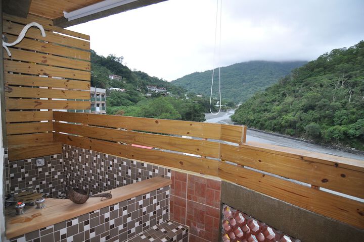 Deep soaking bathtub