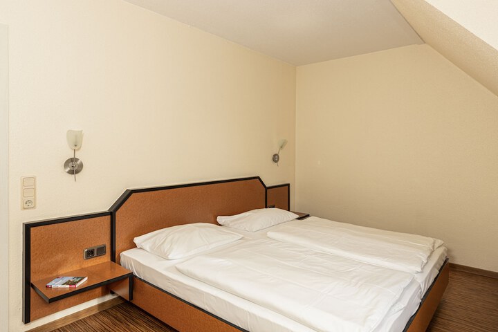 Room 5 of 33