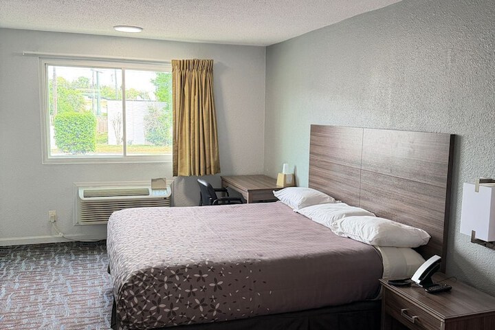 Room 4 of 8