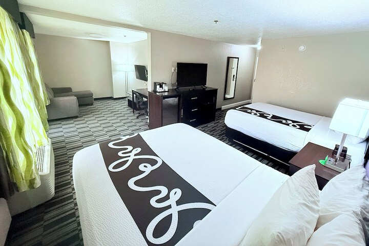 2 Queen Beds Deluxe Room (8 of 12)