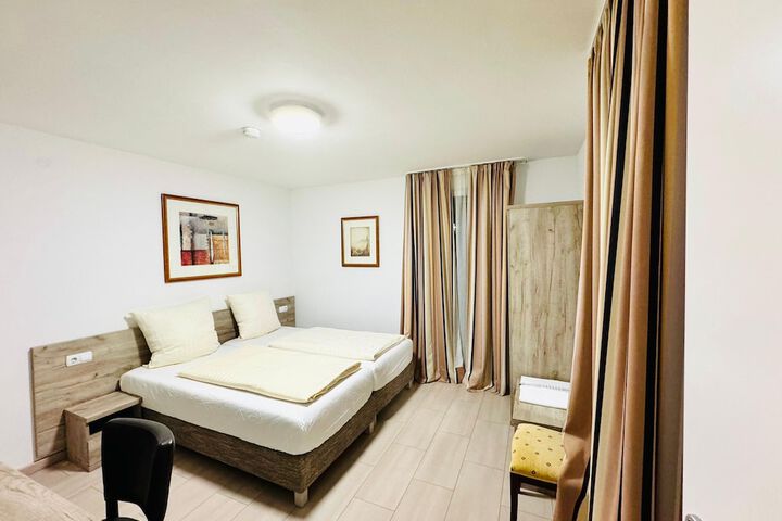Room 5 of 34