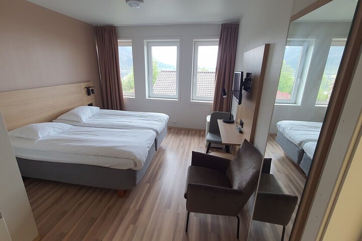 Room 6 of 18