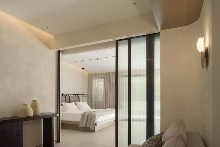 Room 104 of 357