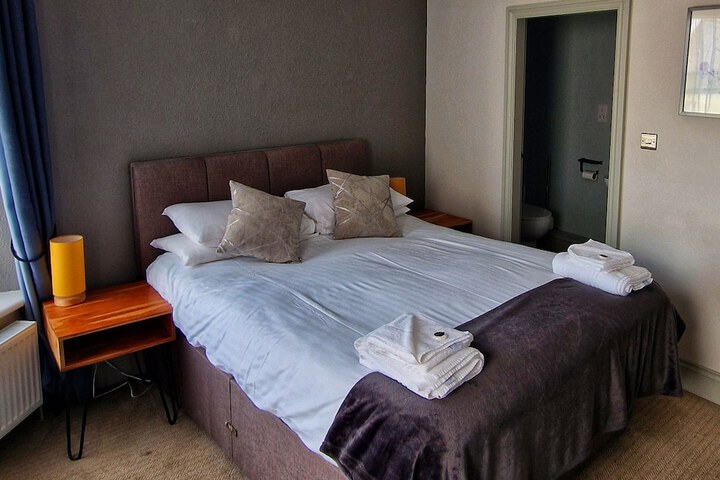 Room 6 of 10