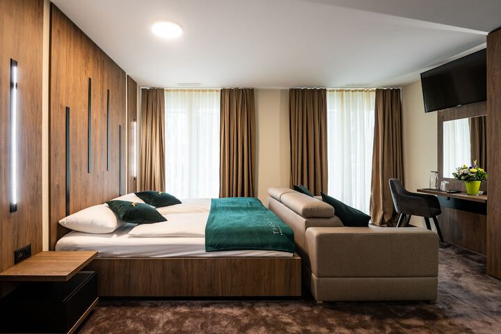 Room 10 of 32