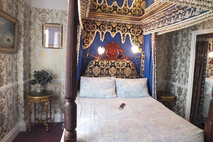 Room 8 of 25