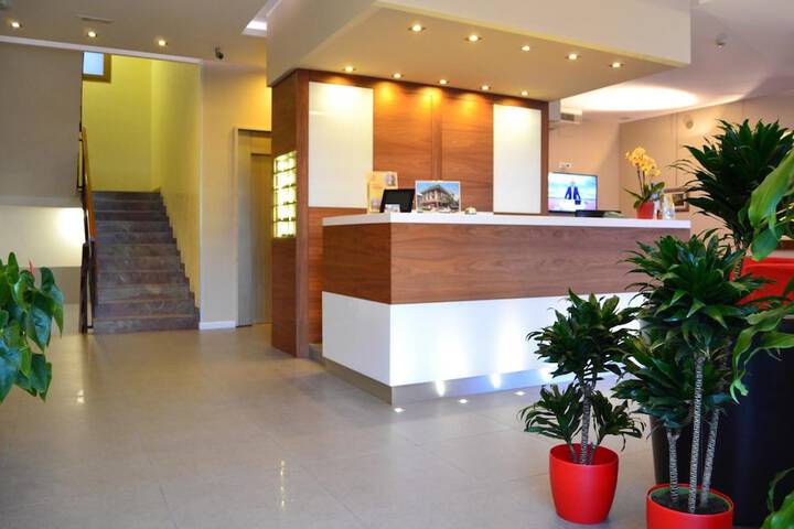 Entrance & Lobby