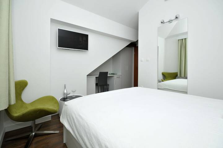 Room 45 of 132