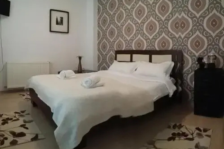 Room 2 of 8