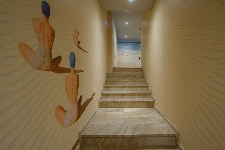 Room 15 of 102