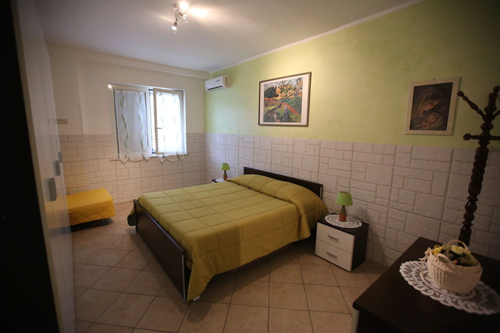 Room 5 of 10