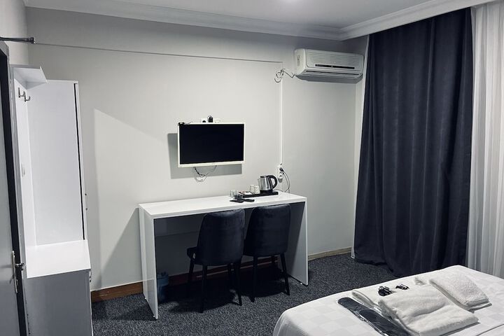 Room 13 of 16