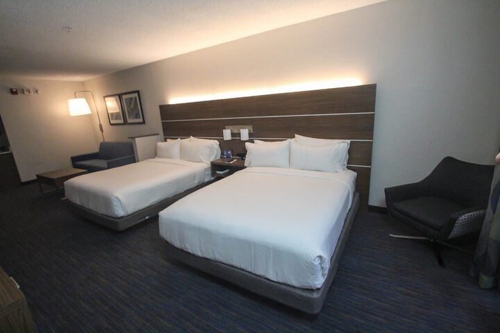 1 Queen Bed (4 of 10)