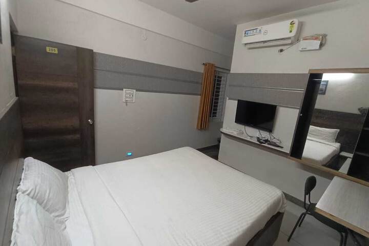 Room 2 of 10