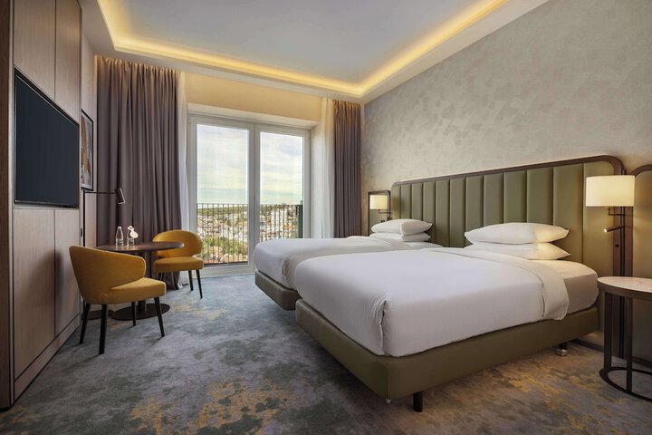 Room 28 of 182