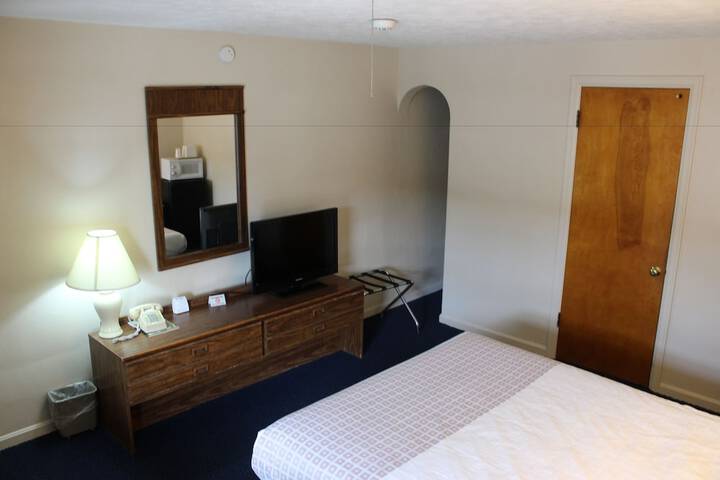 1 King Bed Waterfront (3 of 6)