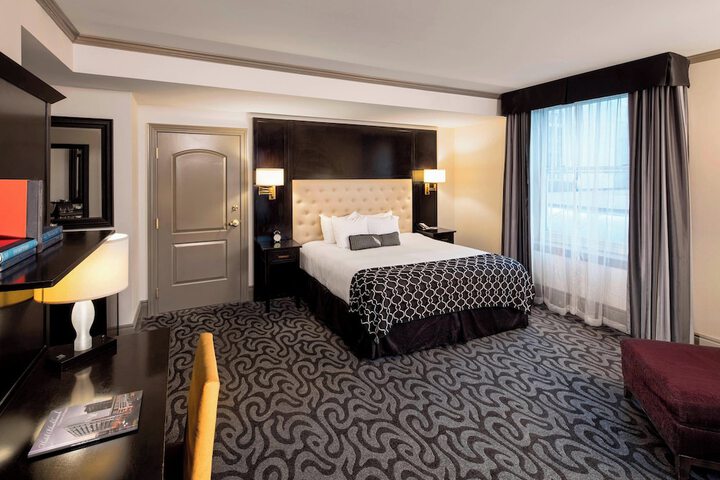 1 King Bed (12 of 14)