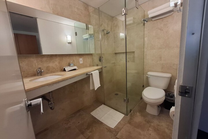 Room 32 of 40