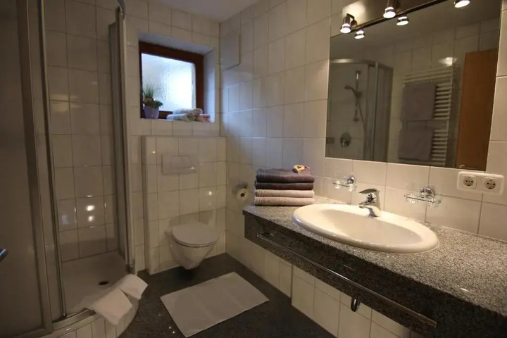 Room 4 of 7