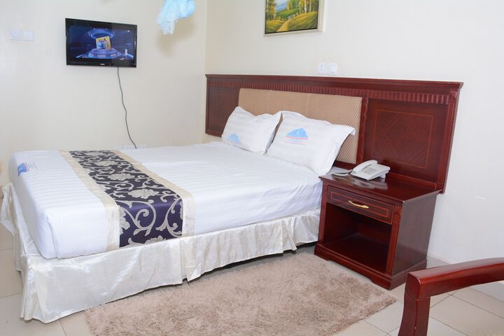 Room 10 of 32