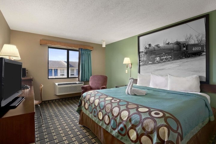 1 Queen Bed (4 of 9)