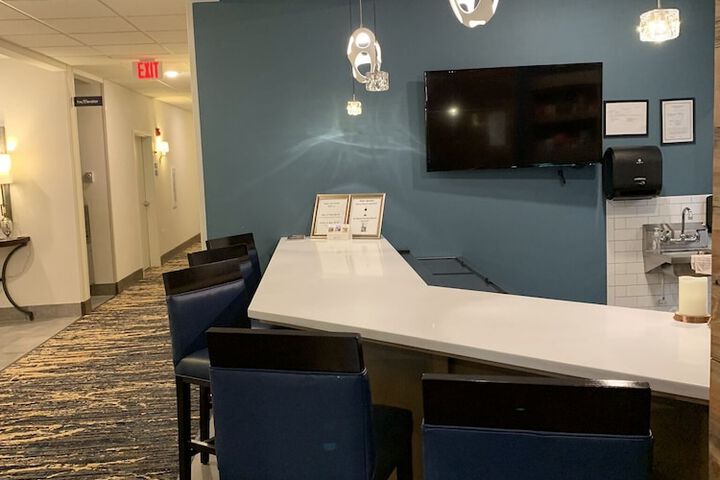 Lobby lounge