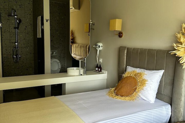 Room 4 of 97