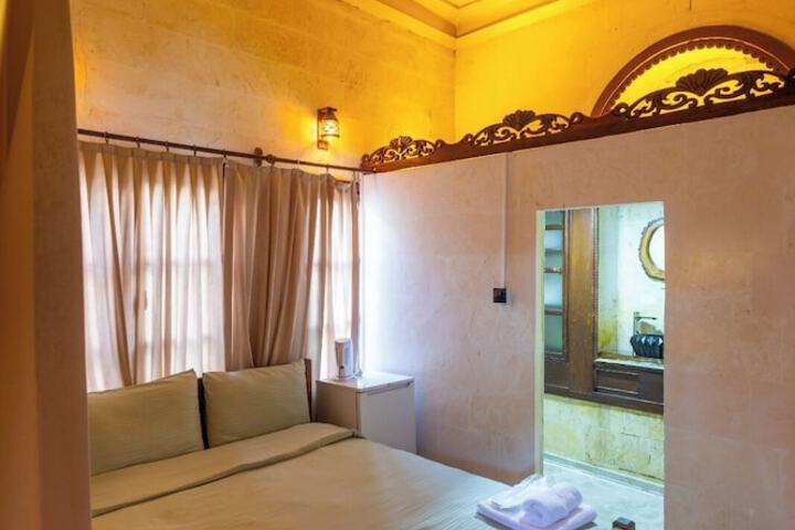 Room 8 of 27