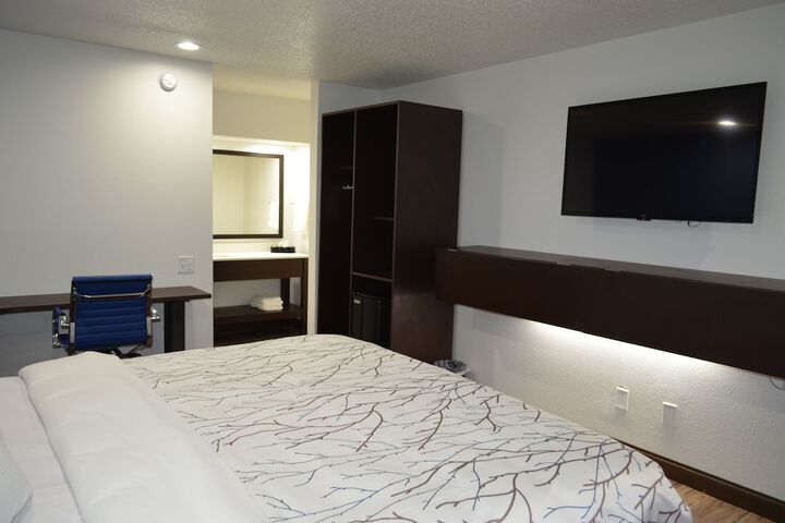 Standard King Bed Accessible (10 of 13)