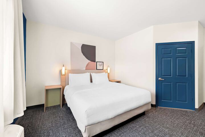 1 King Bed Accessible (18 of 20)