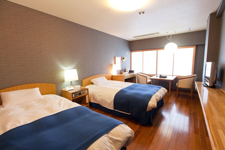 Room 4 of 32