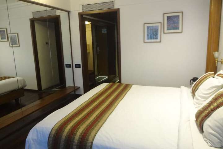 Room 10 of 33