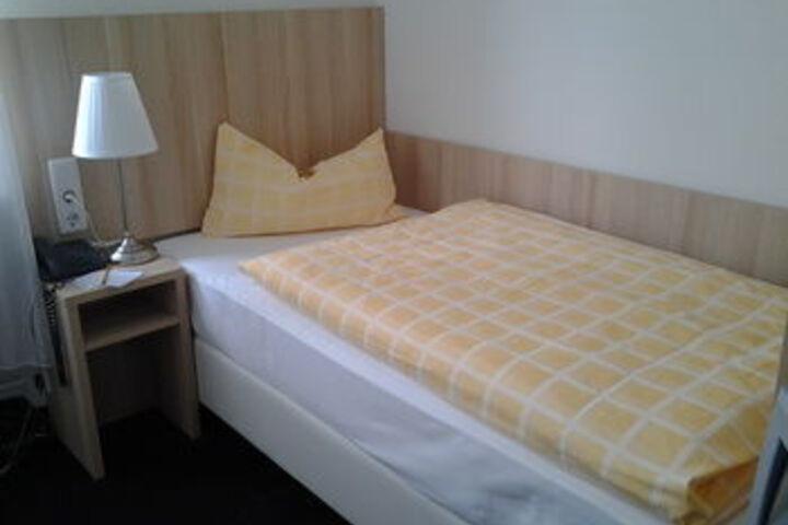 Room 8 of 12