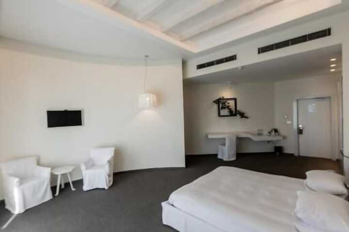 Room 6 of 23