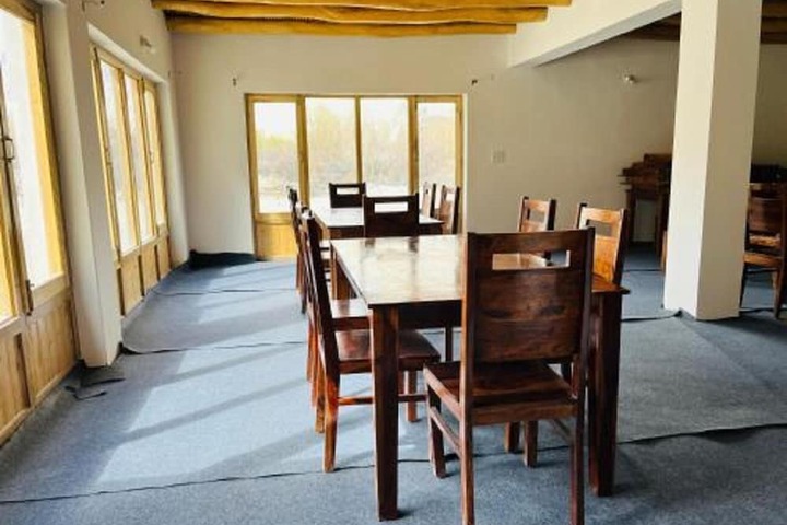 Dining 9 of 16