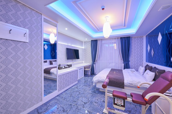 Room 8 of 61