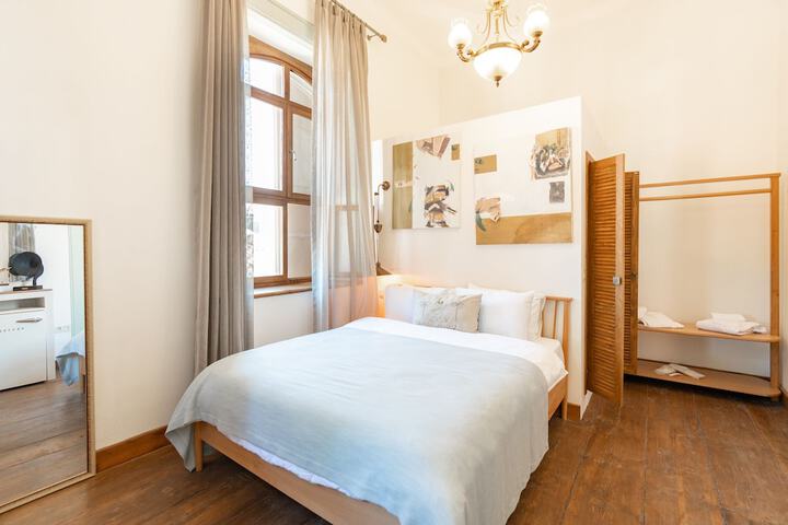 Room 16 of 28
