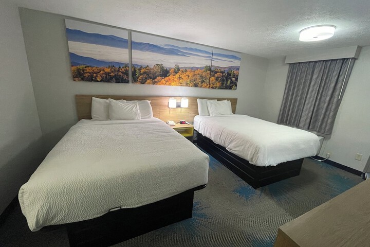 2 Queen Beds (3 of 8)