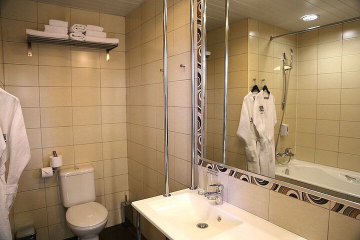 Room 7 of 18