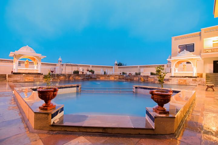 Hotel Pool