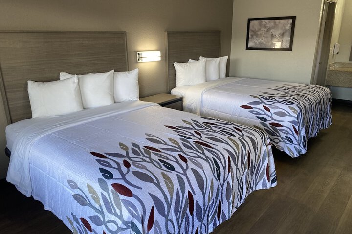 Deluxe 2 Queen Beds (1 of 2)