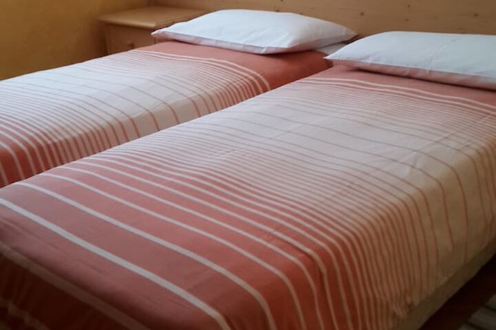 Room 6 of 63