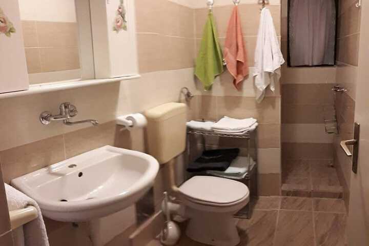 Room 64 of 102