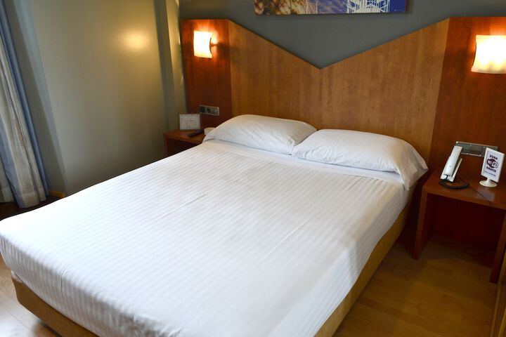 Room 13 of 32