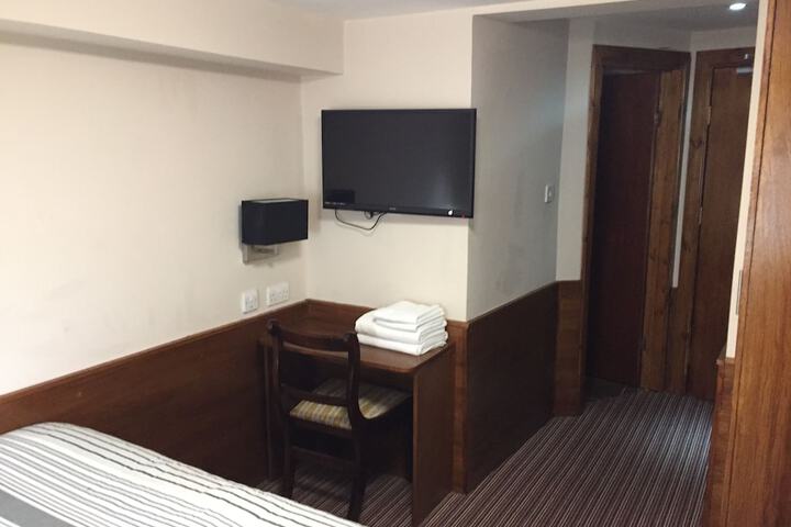 Room 6 of 37