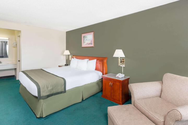 2 Queen Beds (7 of 9)