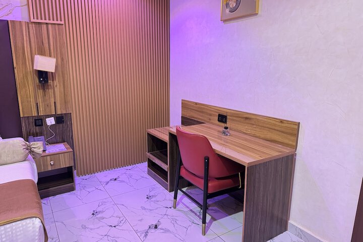 Room 25 of 43